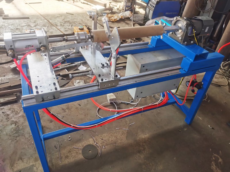 貓爬架中的紙管纏麻機